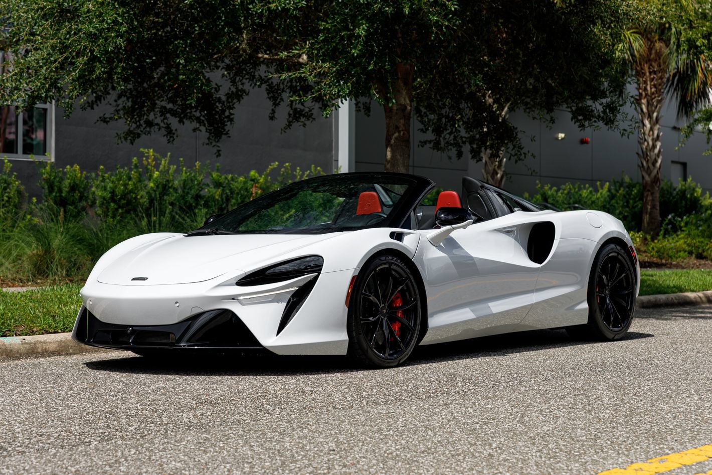 Used 2025 McLaren Artura Spider RWD image 24