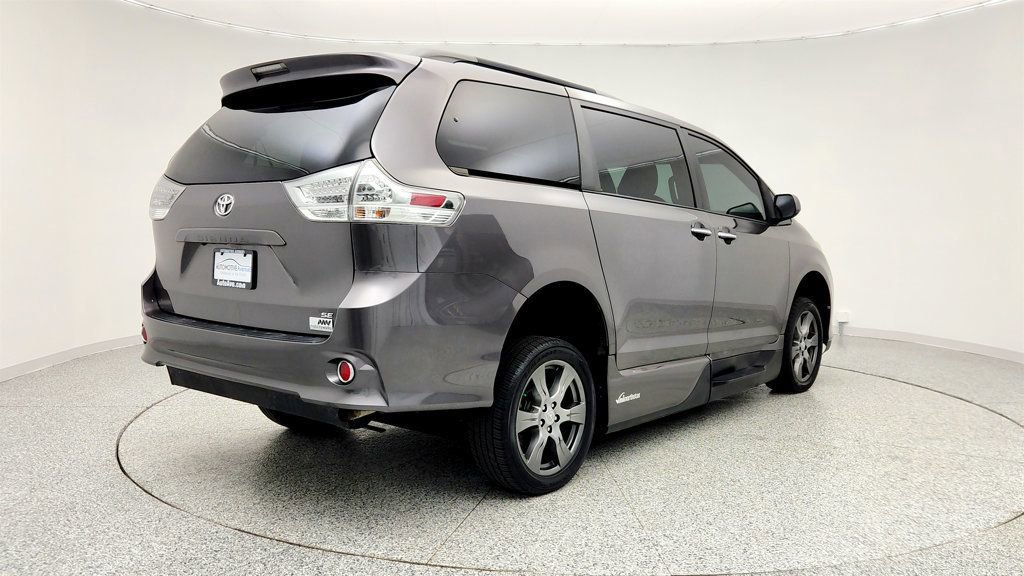 Used 2017 Toyota Sienna SE Premium image 5