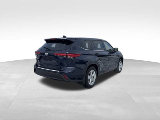 Used 2021 Toyota Highlander LE image 5