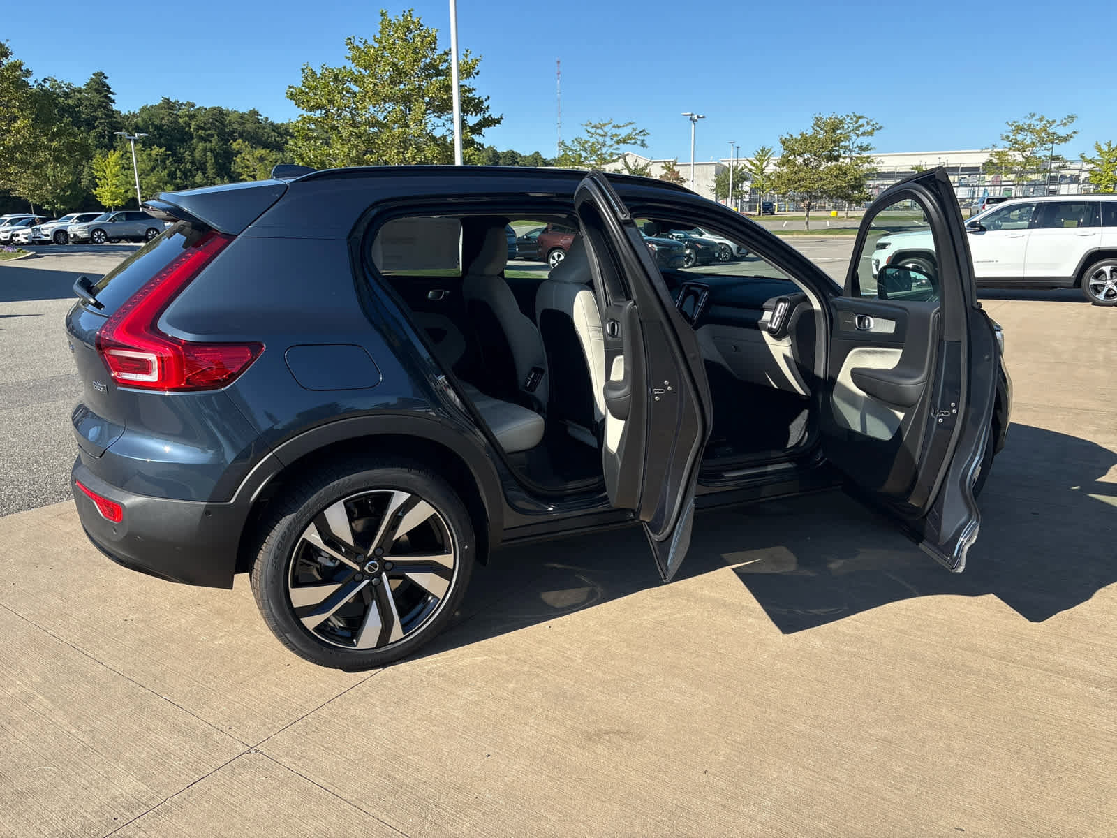 New 2026 Volvo XC40 B5 Ultra w/ Protection Package Premier image 19