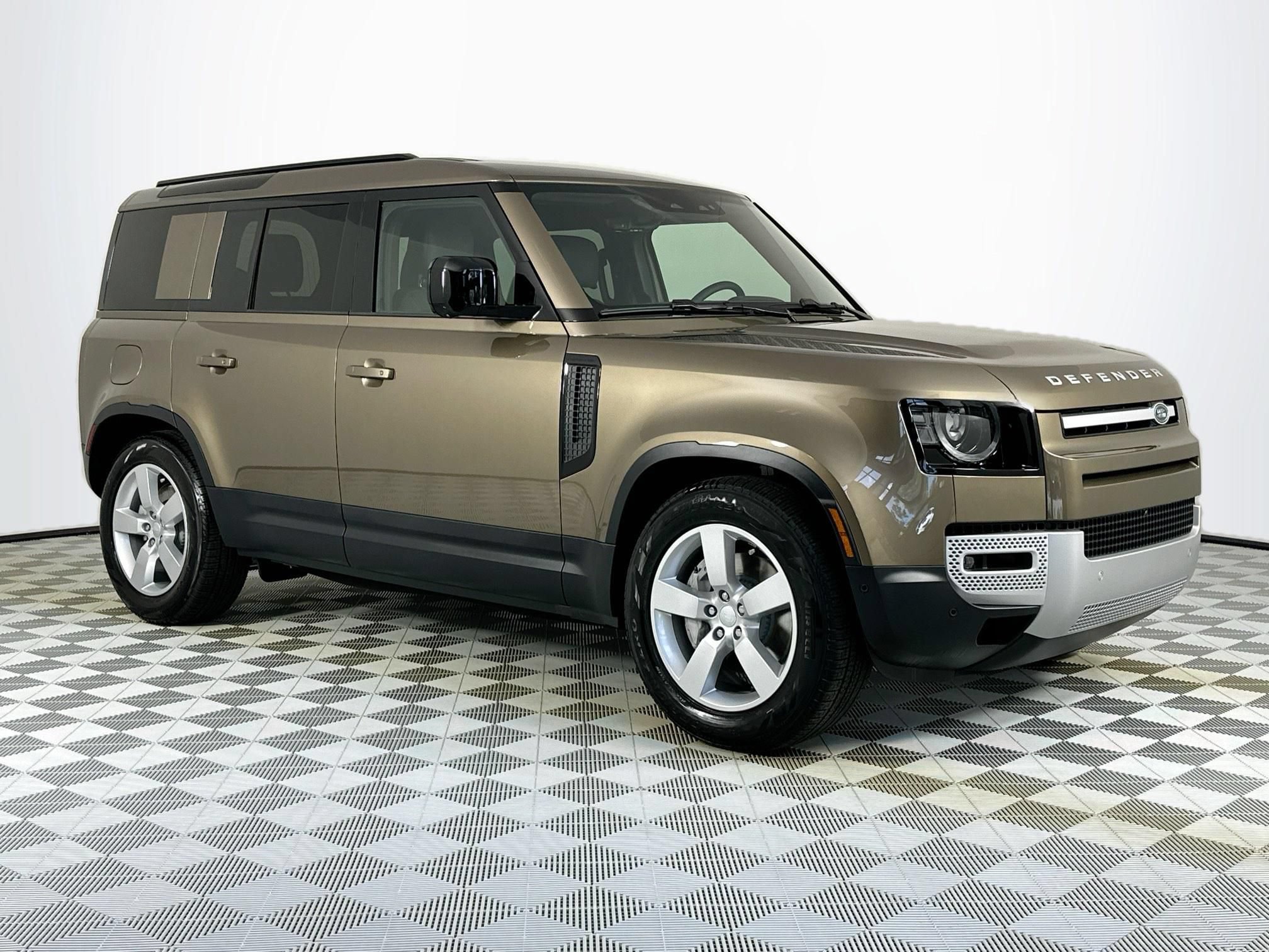 Used 2025 Land Rover Defender 110 S AWD/4WD image 3