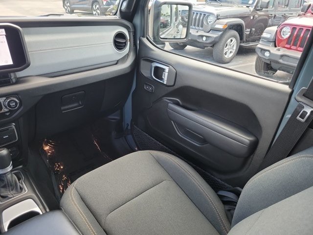 Used 2024 Jeep Gladiator Mojave AWD/4WD image 13