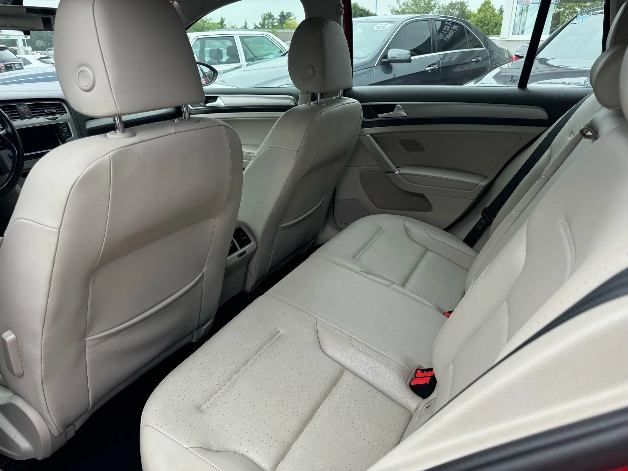 Used 2015 Volkswagen Golf SE image 11