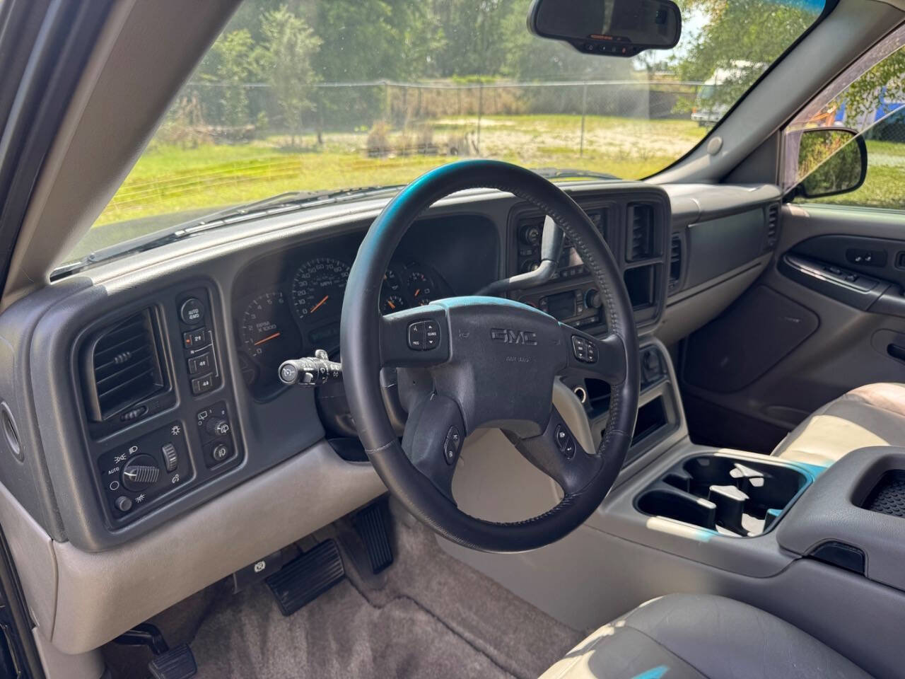 Used 2003 GMC Yukon SLT w/ 1SD Preferred Equipment Group image 2