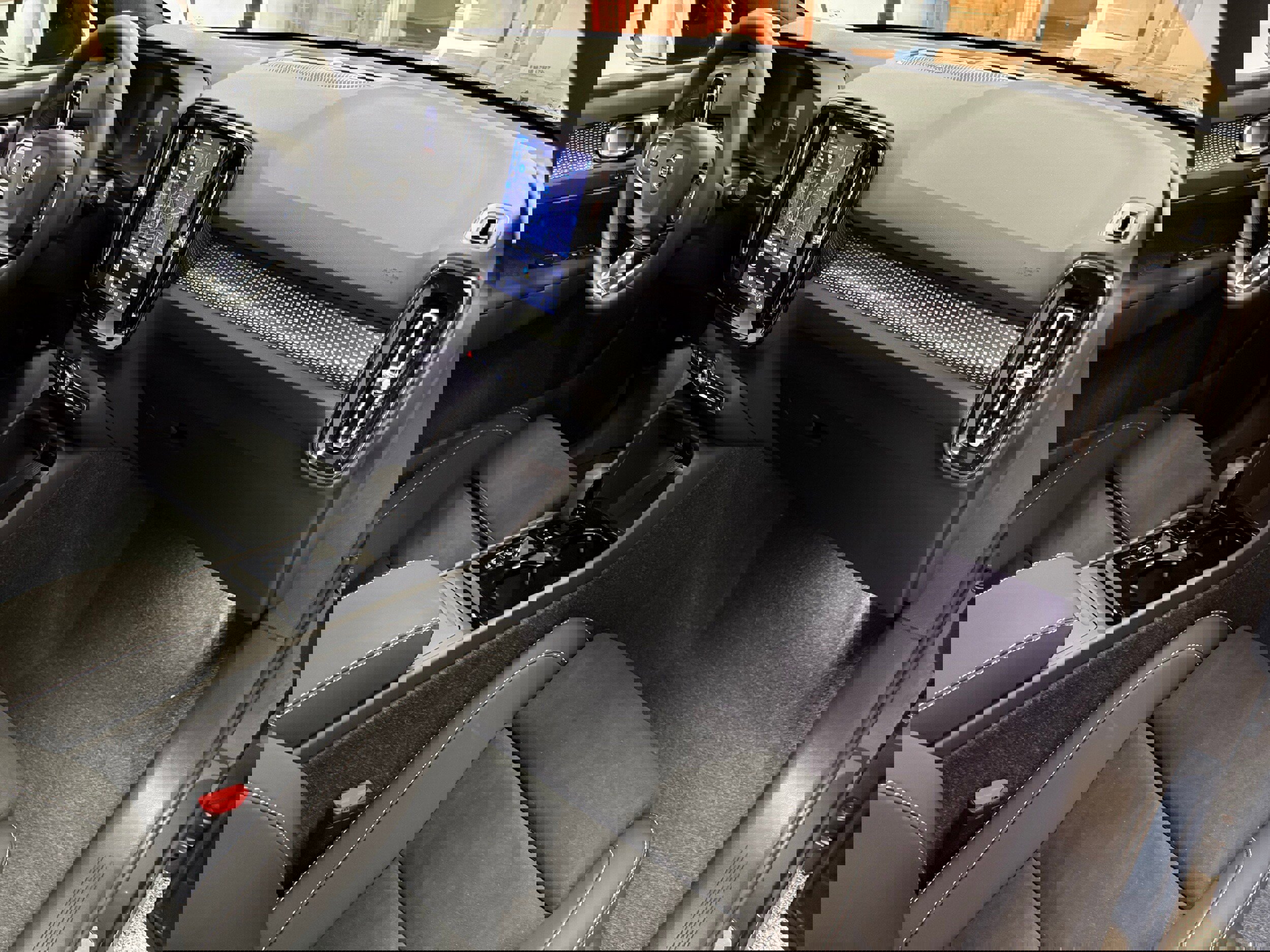 New 2026 Volvo XC40 B5 Ultra w/ Protection Package Premier image 30