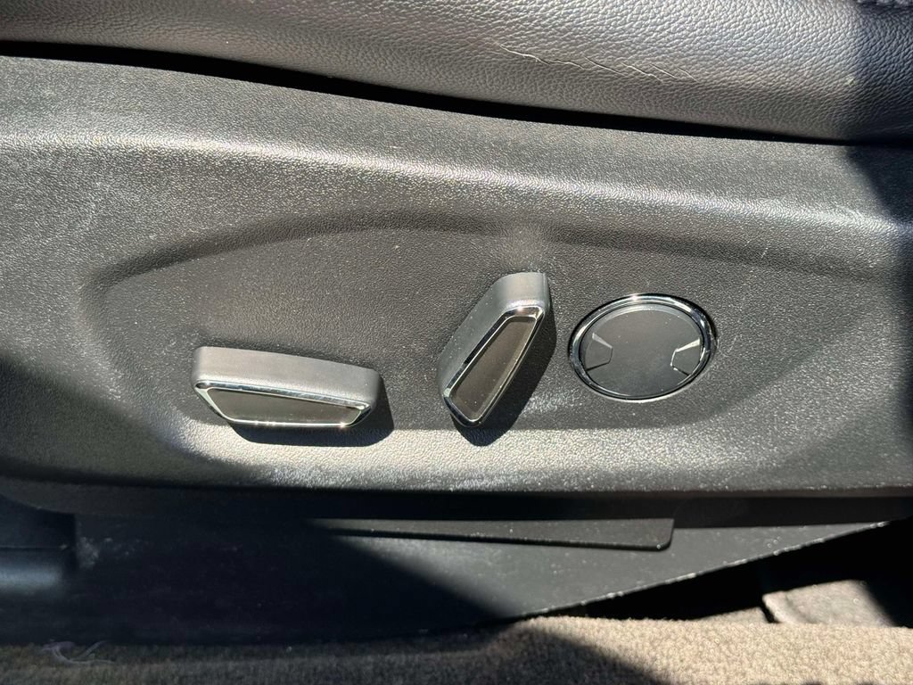 Used 2018 Ford Explorer XLT w/ Equipment Group 202A AWD/4WD image 17