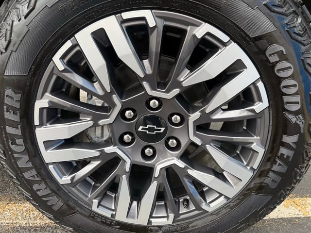 Used 2025 Chevrolet Suburban Z71 w/ Comfort Package image 10