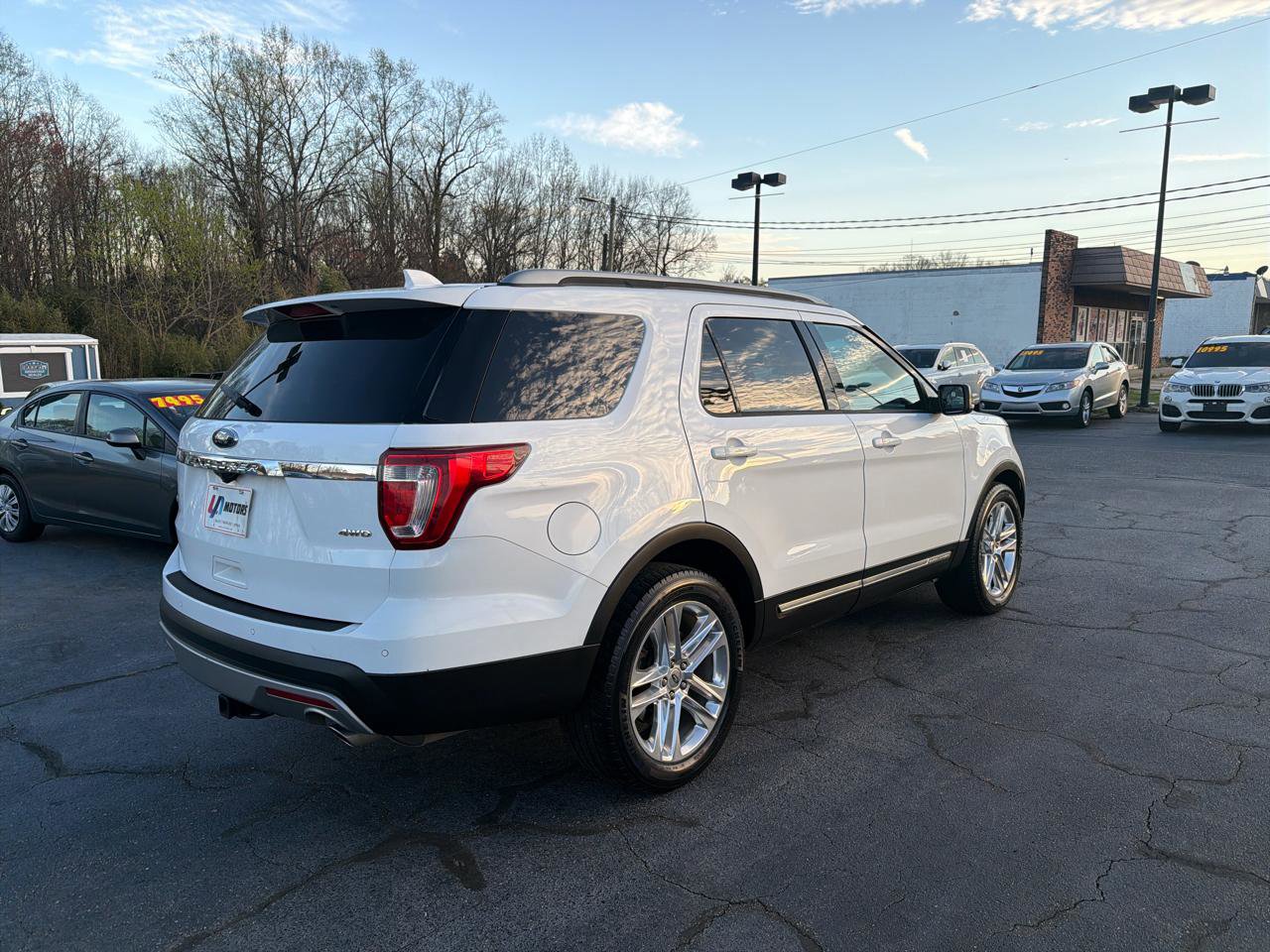 Used 2017 Ford Explorer XLT w/ Equipment Group 202A AWD/4WD image 6