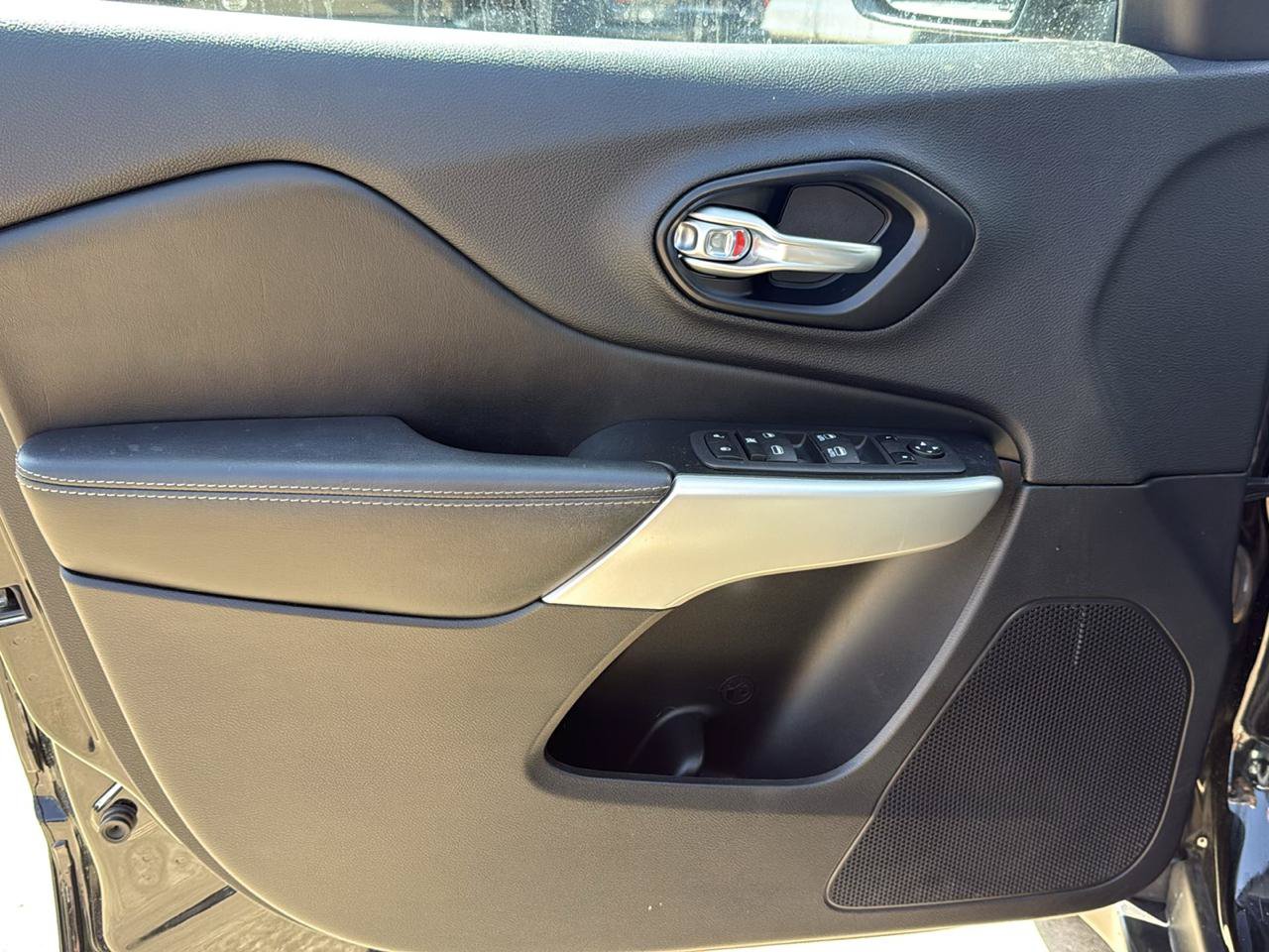 Used 2022 Jeep Cherokee Latitude AWD/4WD image 12