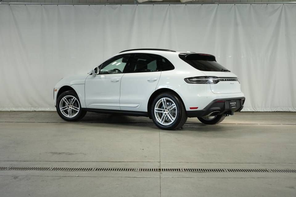 Certified 2026 Porsche Macan AWD/4WD image 3