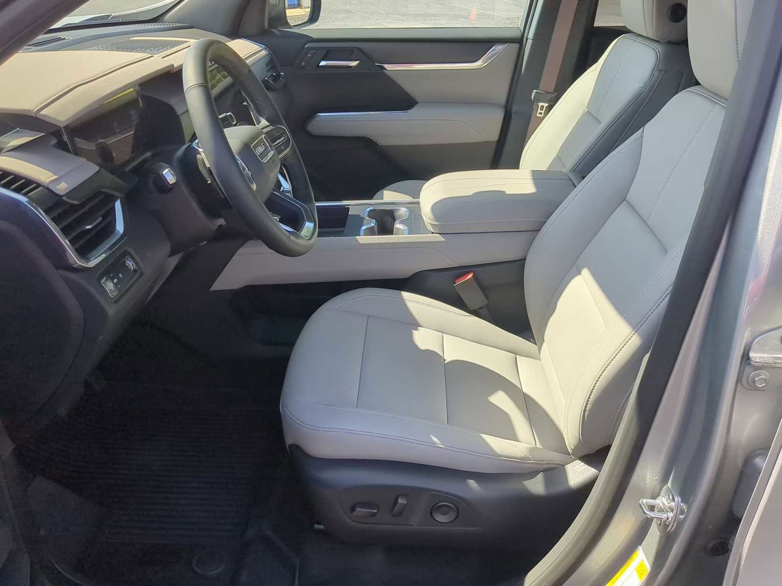 Used 2026 GMC Acadia Elevation w/ Elevation Premium Package FWD image 14