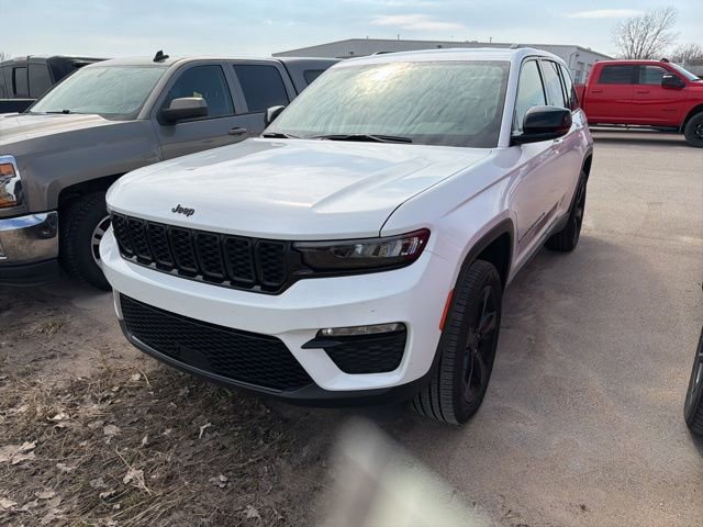 Used 2024 Jeep Grand Cherokee Limited w/ Black Appearance Package image 3
