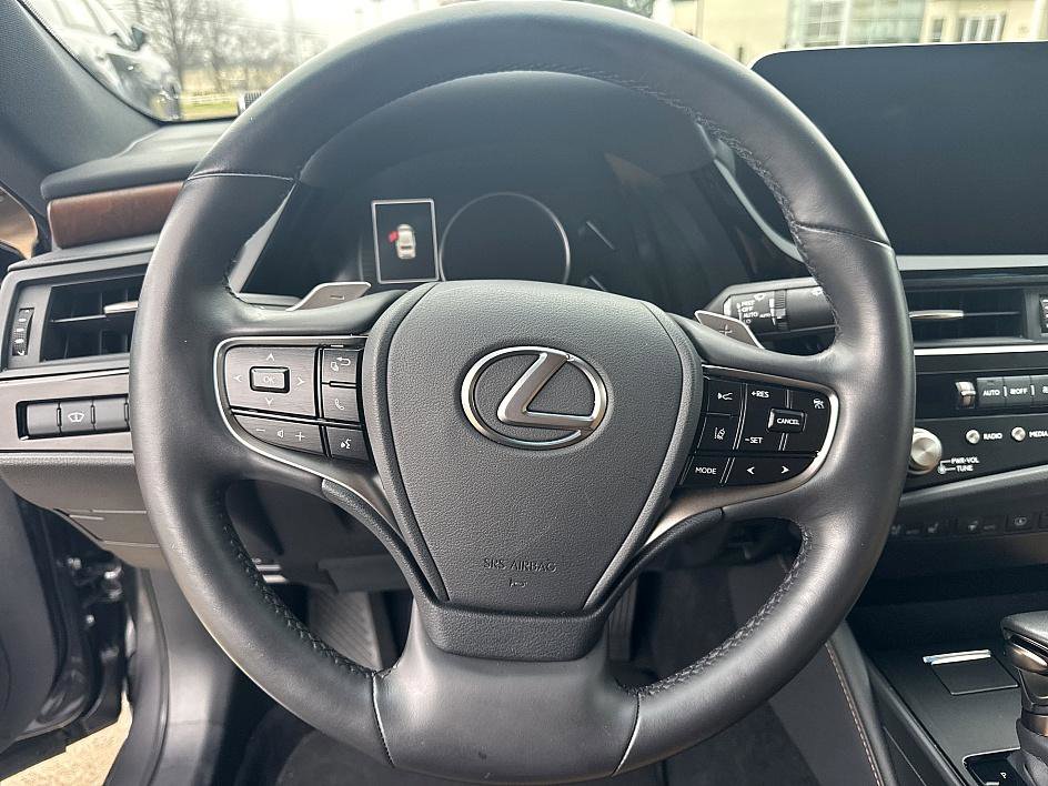 Used 2024 Lexus ES 300h w/ Premium Package image 13