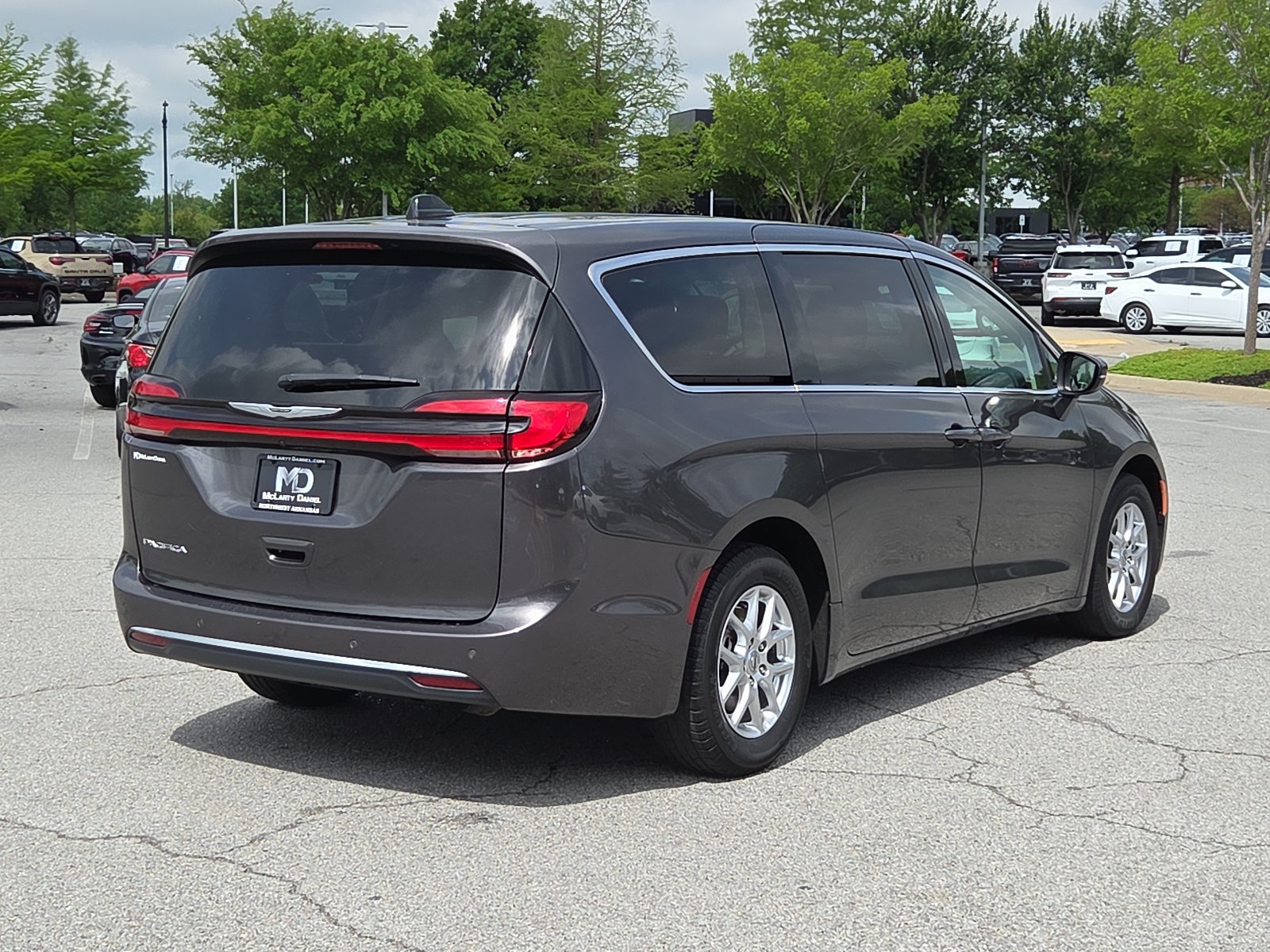 Used 2023 Chrysler Pacifica Touring-L FWD image 5