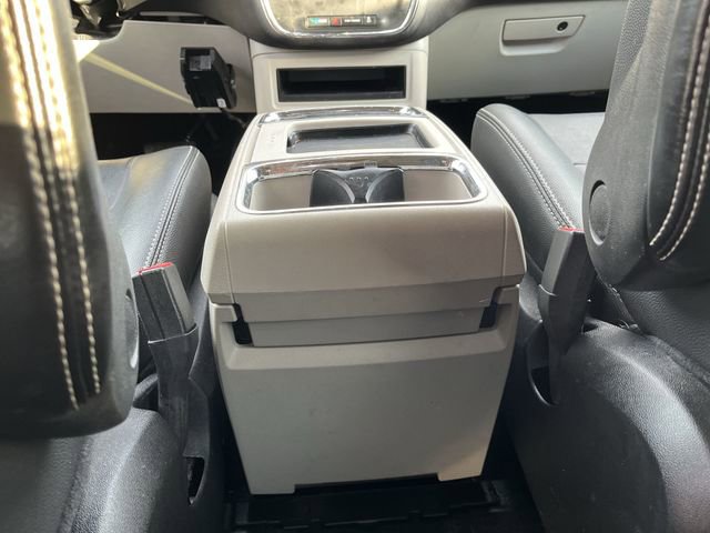 Used 2016 Chrysler Town & Country Touring image 23