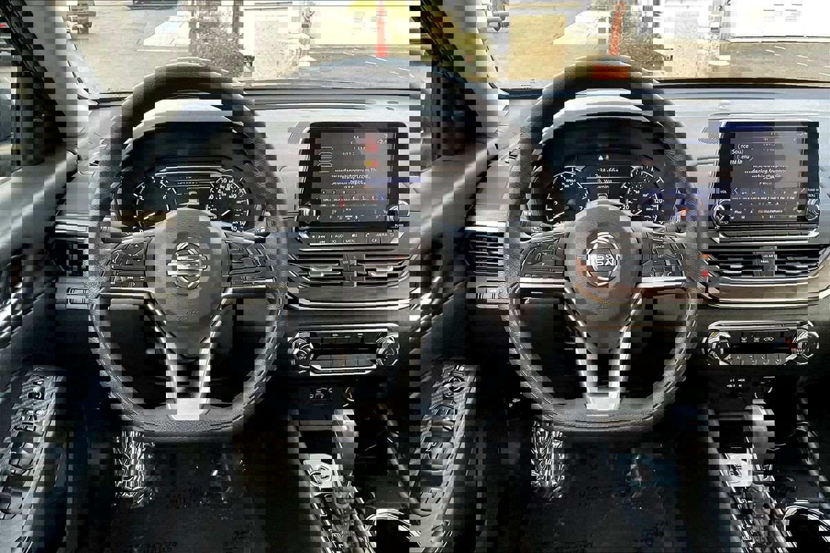 Used 2024 Nissan Altima 2.5 SV image 5