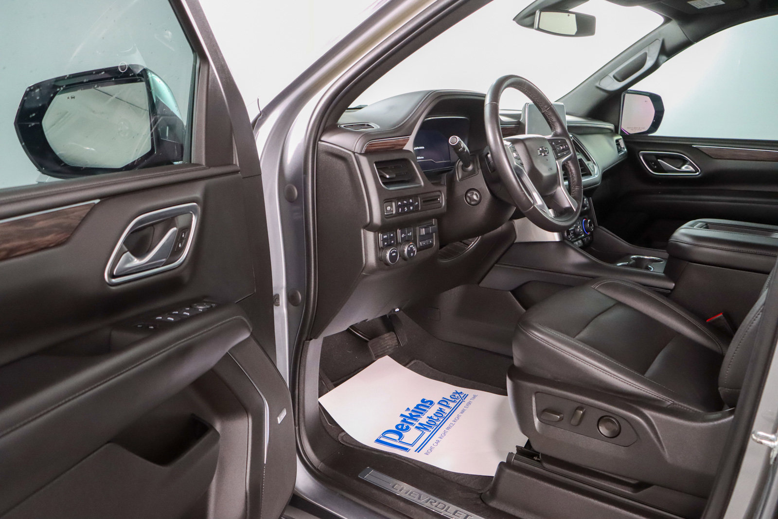 Used 2022 Chevrolet Tahoe Z71 w/ Luxury Package AWD/4WD image 3