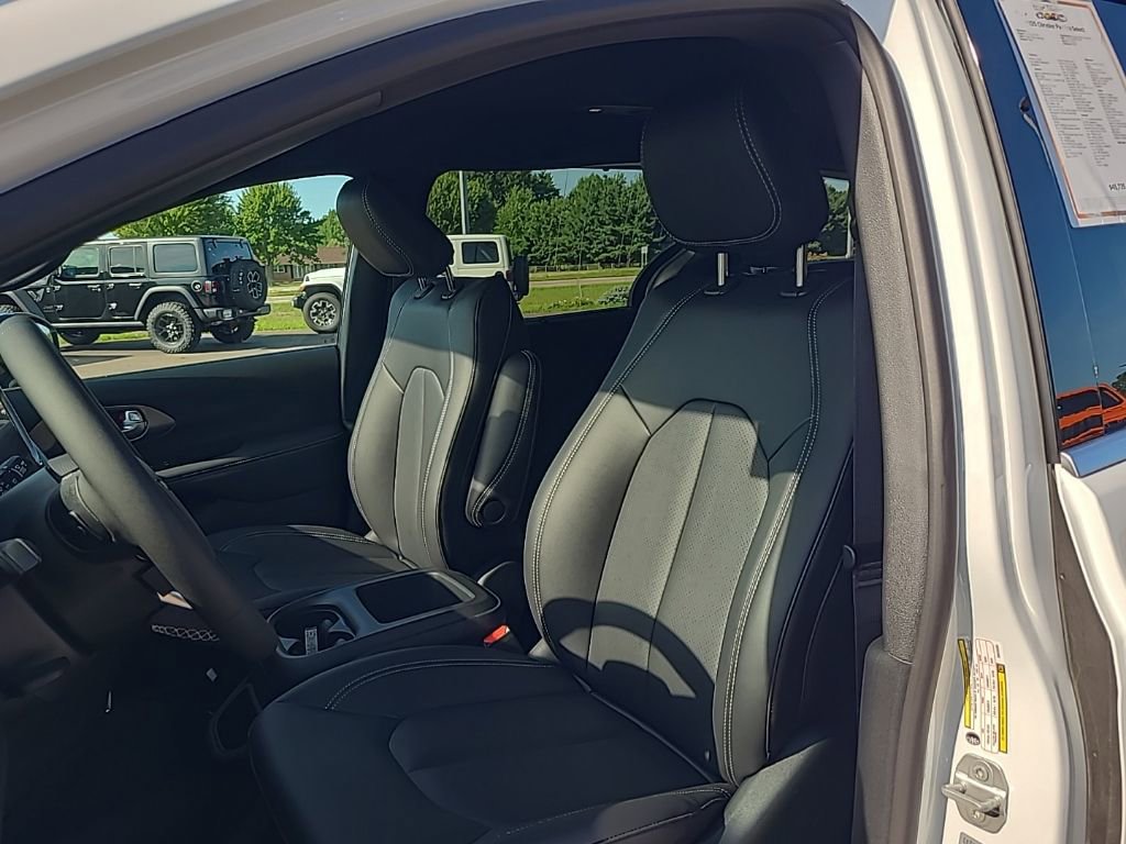 New 2025 Chrysler Pacifica Select FWD image 12