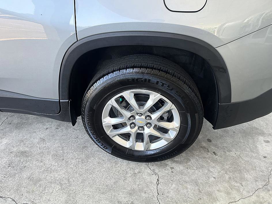 Used 2023 Chevrolet Traverse LS w/ Safety Package FWD image 10