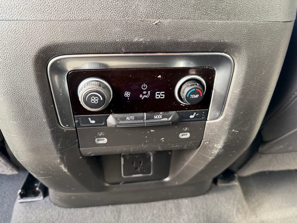 Used 2024 Chevrolet Suburban Premier image 27