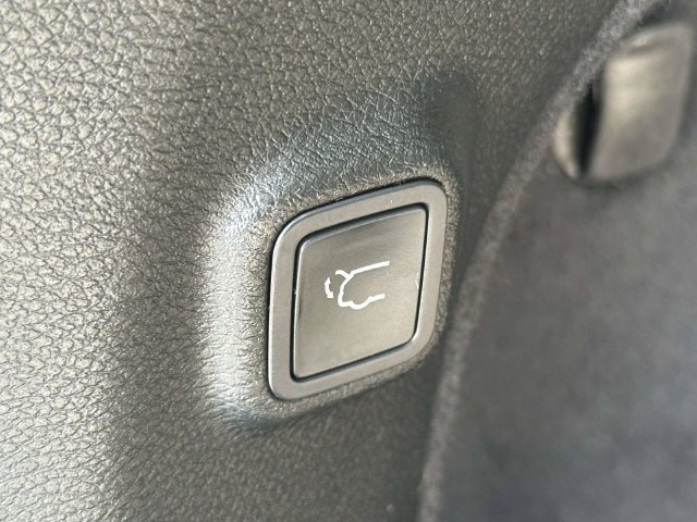 Used 2019 Jeep Cherokee Overland w/ Technology Group AWD/4WD image 12