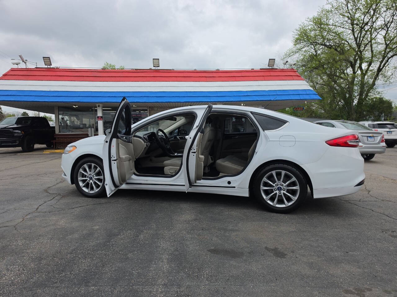 Used 2017 Ford Fusion SE FWD image 12