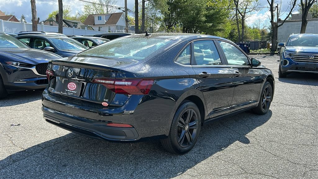 Used 2023 Volkswagen Jetta SE w/ Panoramic Sunroof Package FWD image 4