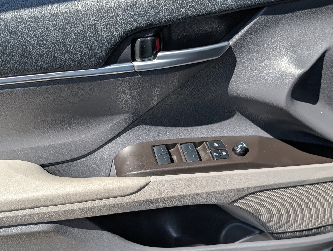 Used 2024 Toyota Camry LE w/ Convenience Package FWD image 15