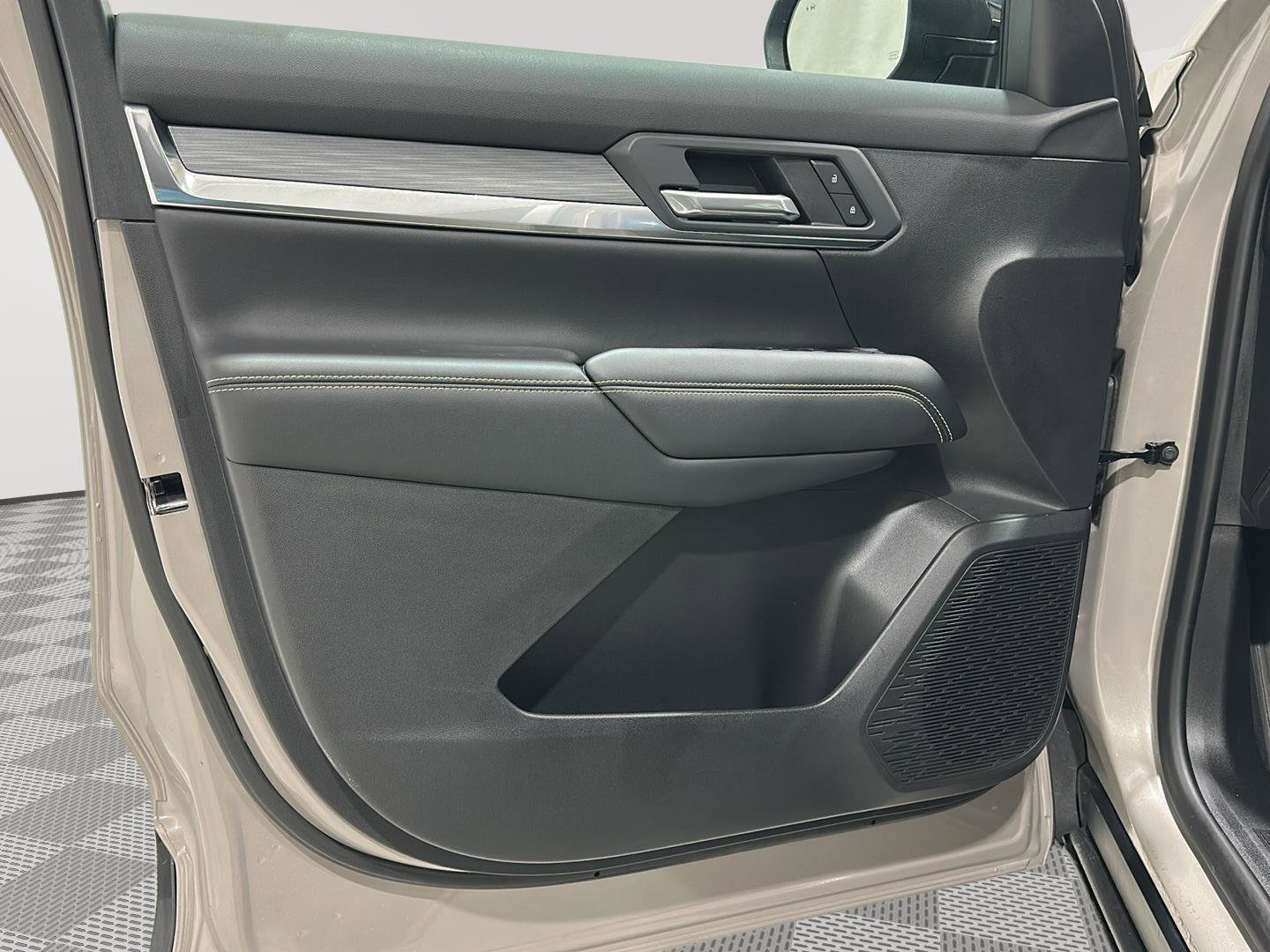 Used 2025 GMC Terrain Elevation image 21