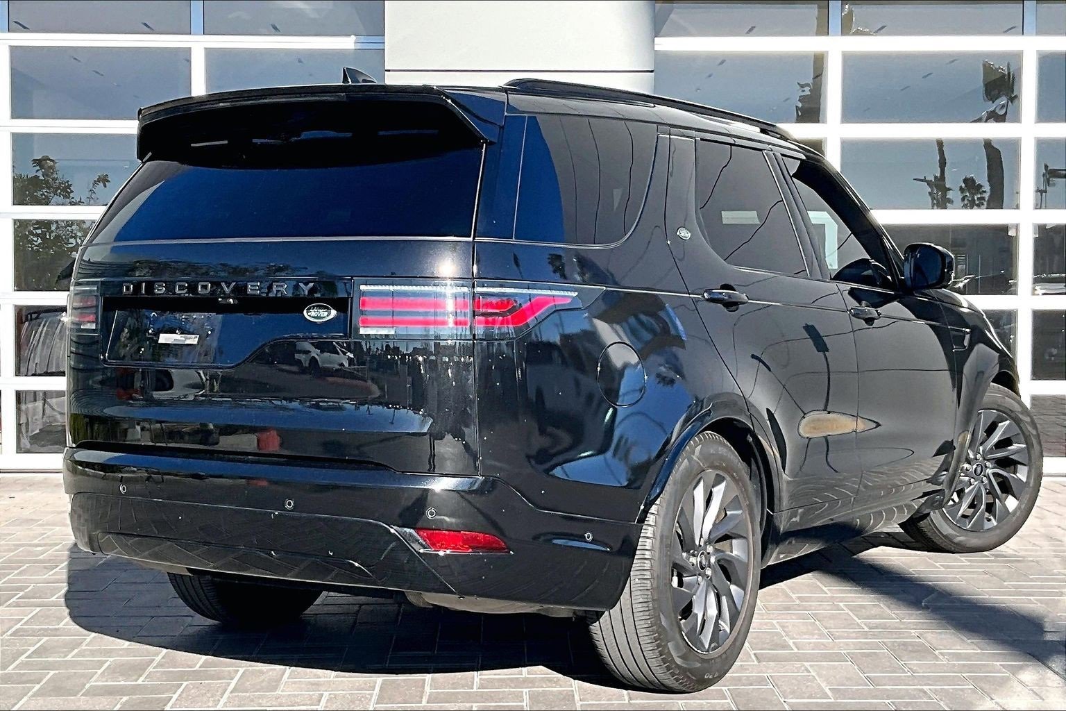 Used 2023 Land Rover Discovery S R-Dynamic image 12