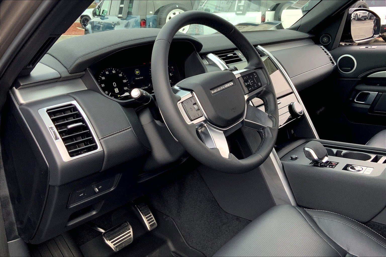 New 2025 Land Rover Discovery Dynamic SE image 9