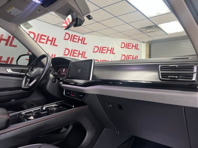 Used 2024 Volkswagen Atlas Peak Edition SE AWD/4WD image 14