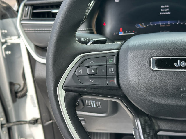 Used 2025 Jeep Grand Cherokee Altitude AWD/4WD image 13