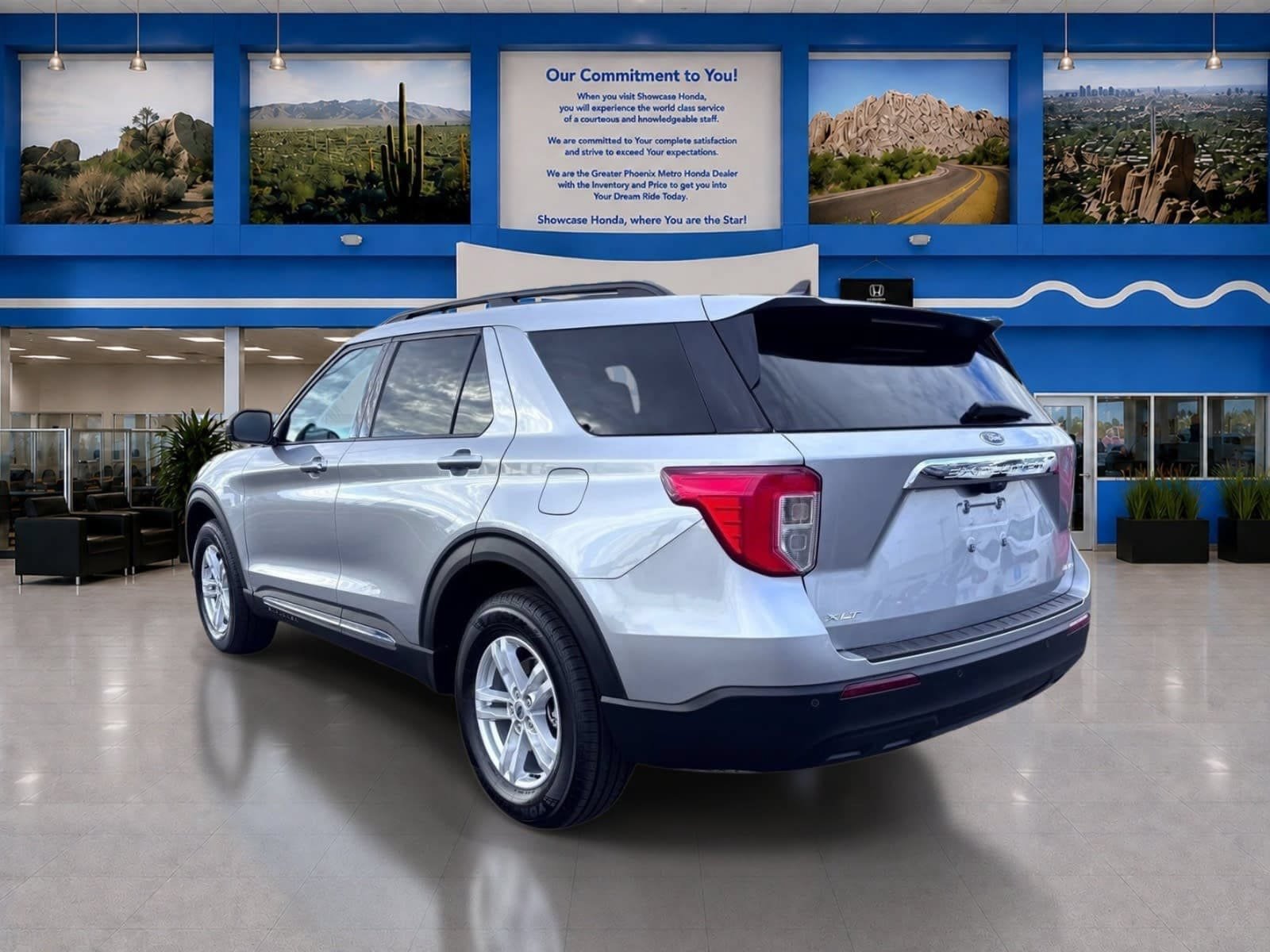 Used 2023 Ford Explorer XLT AWD/4WD image 5