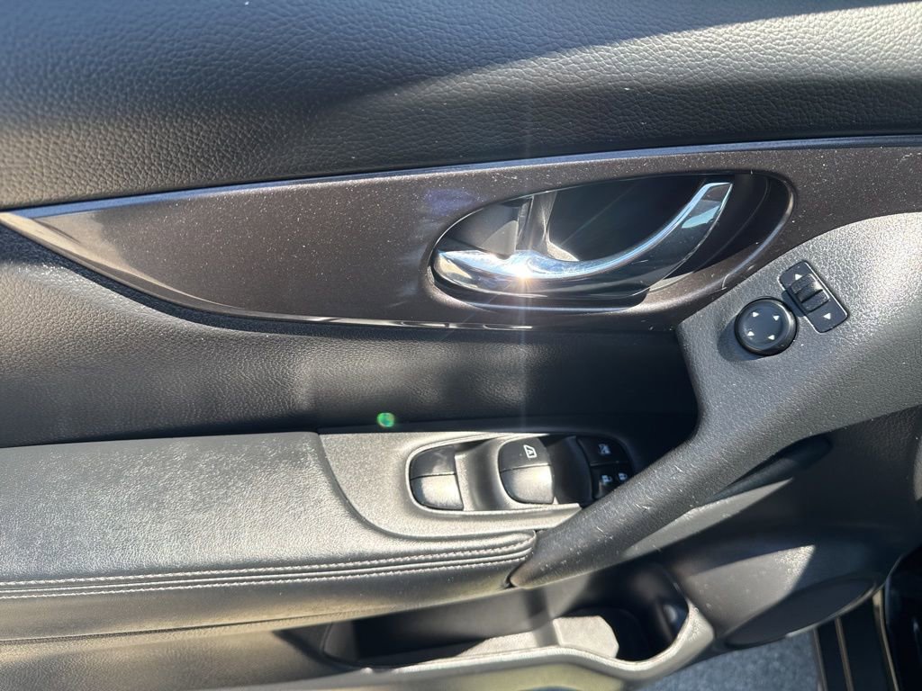 Used 2020 Nissan Rogue SV image 15