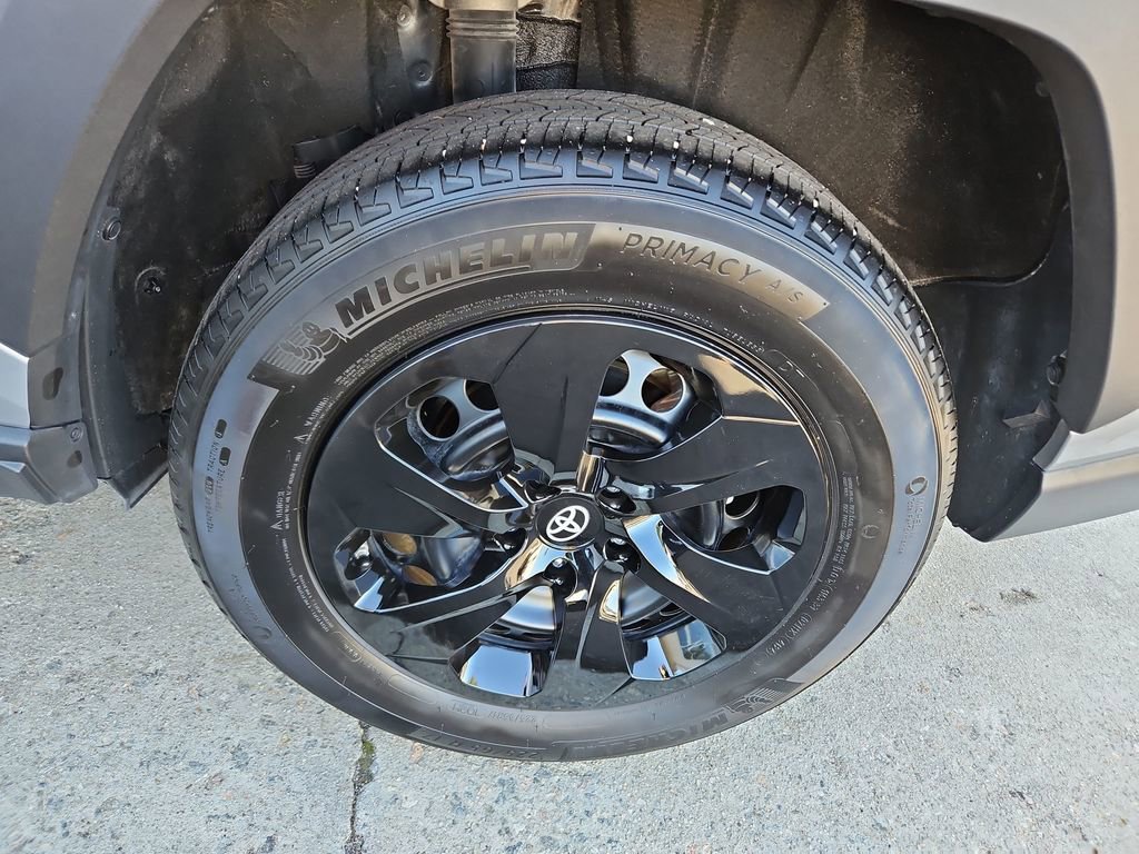 Used 2025 Toyota RAV4 LE image 29