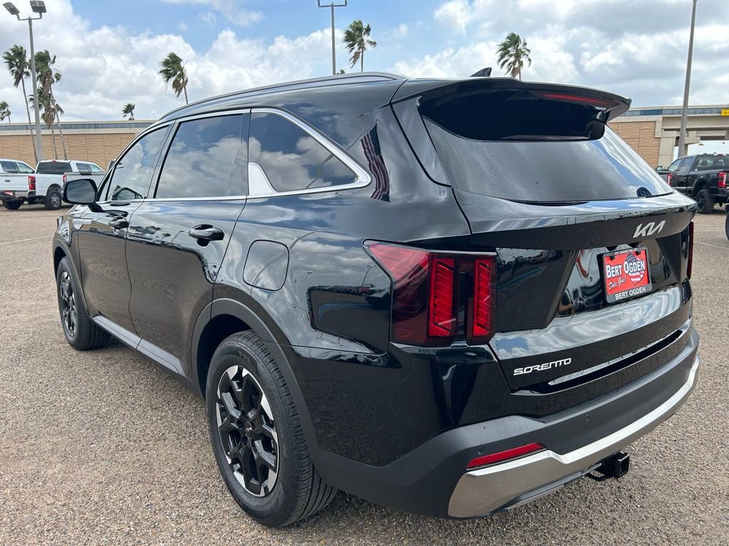 Used 2025 Kia Sorento S image 4