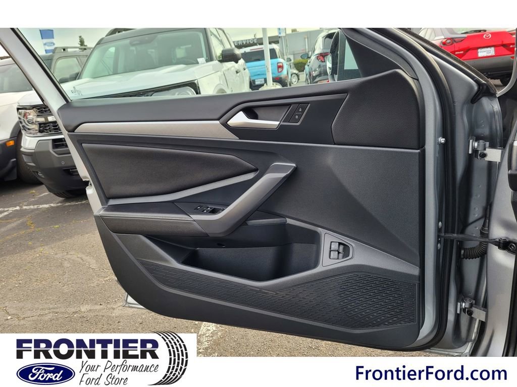 Used 2023 Volkswagen Jetta SE image 14