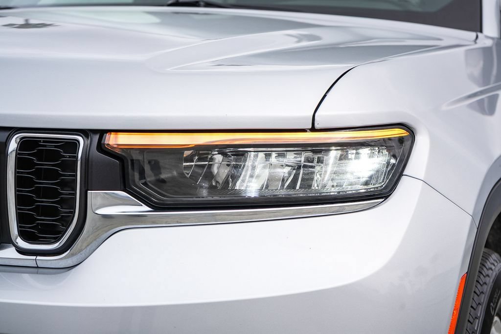 Used 2024 Jeep Grand Cherokee L Laredo AWD/4WD image 5