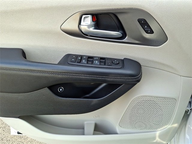 Used 2024 Chrysler Pacifica Select image 19