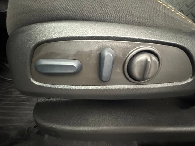 Used 2023 Chevrolet Equinox LT FWD image 16