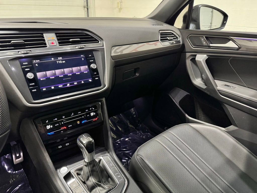 Used 2022 Volkswagen Tiguan SE R-Line image 18