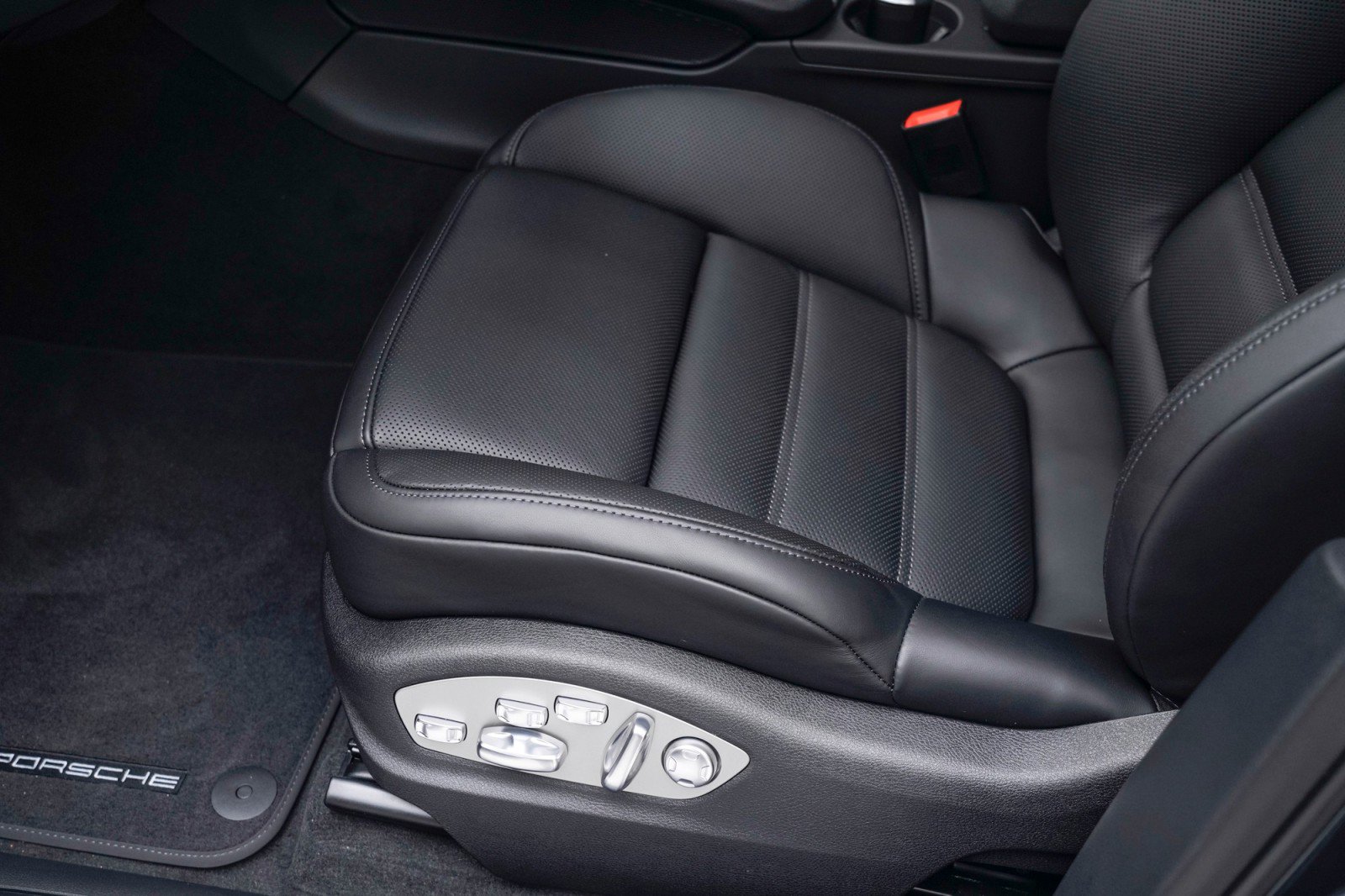 New 2026 Porsche Macan image 16