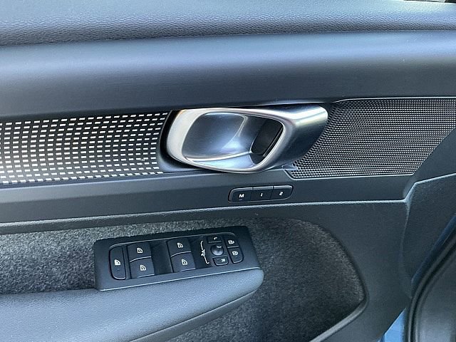 Used 2025 Volvo XC40 B5 Plus image 16