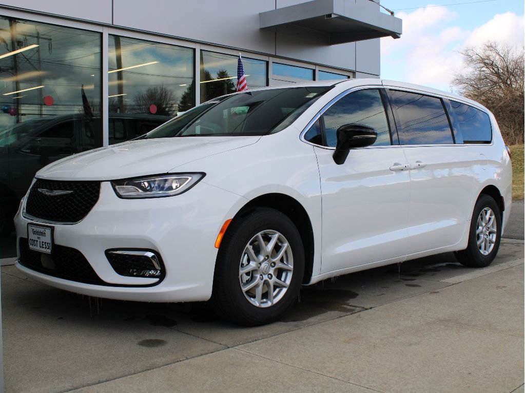 New 2026 Chrysler Pacifica Select image 3