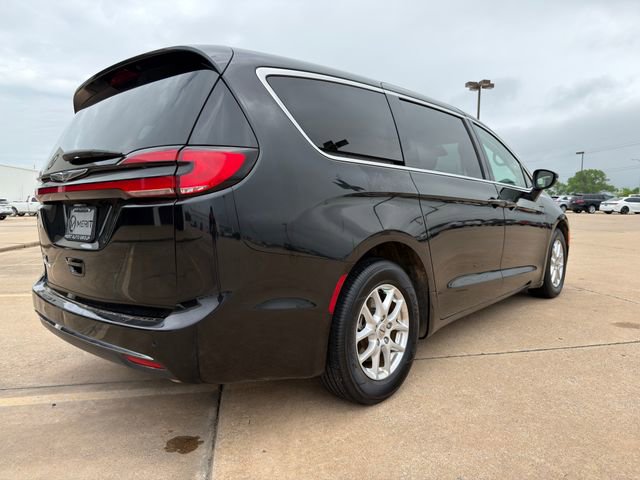 Used 2023 Chrysler Pacifica Touring-L FWD image 16