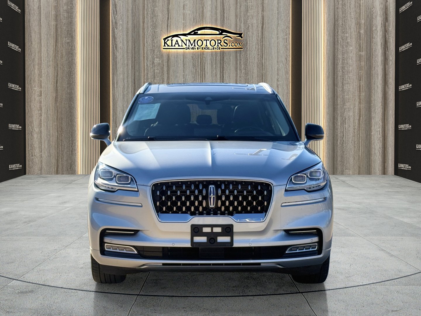 Used 2020 Lincoln Aviator Grand Touring AWD/4WD image 2