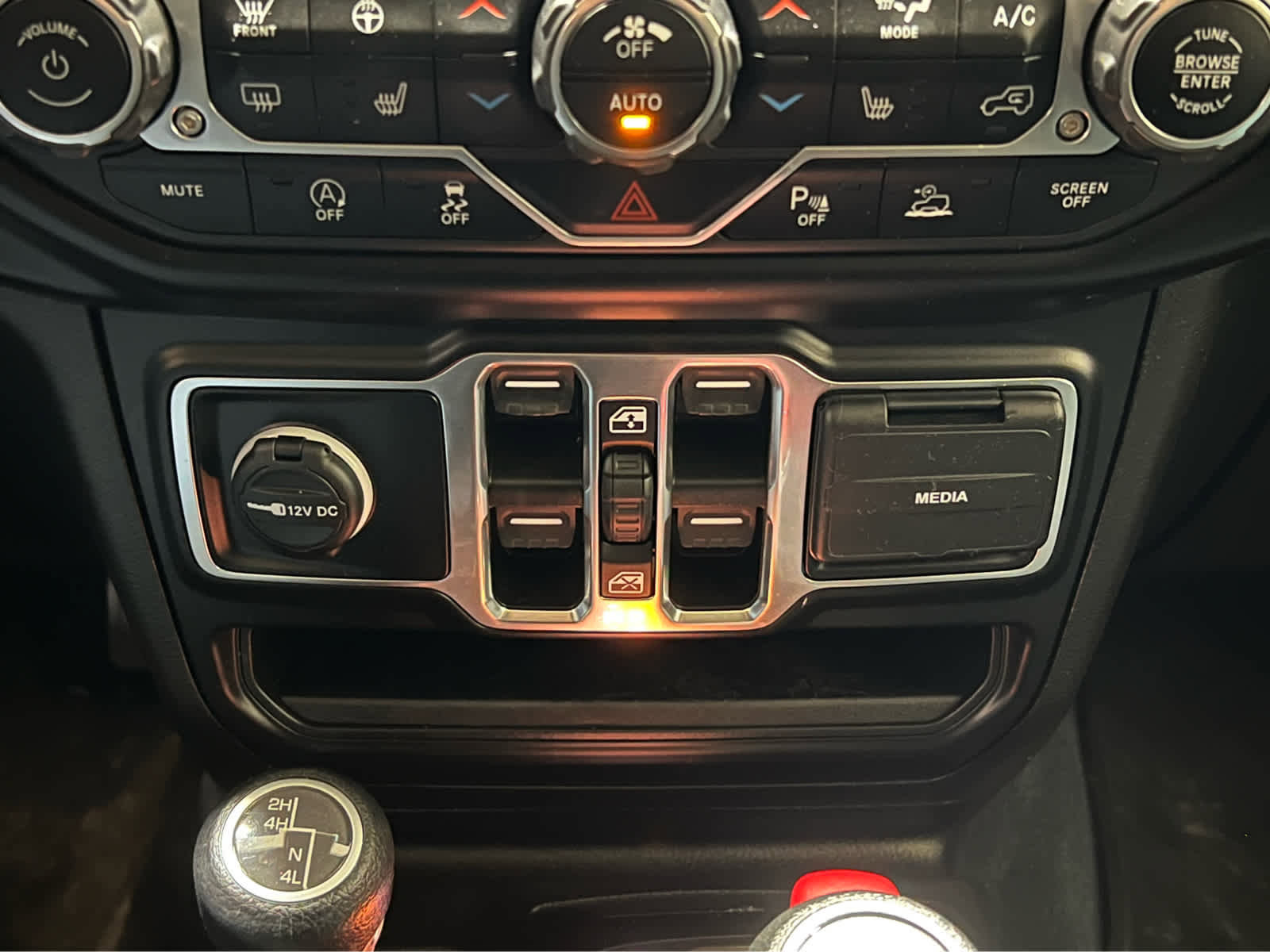 Used 2022 Jeep Wrangler Unlimited Sahara w/ Cold Weather Group image 19