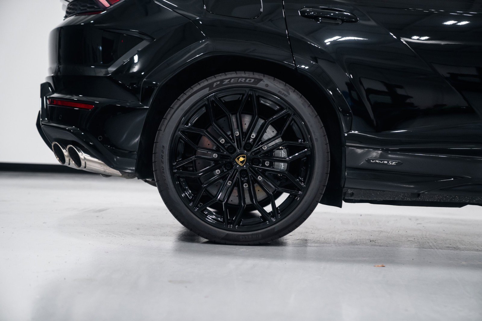 Used 2025 Lamborghini Urus SE image 35