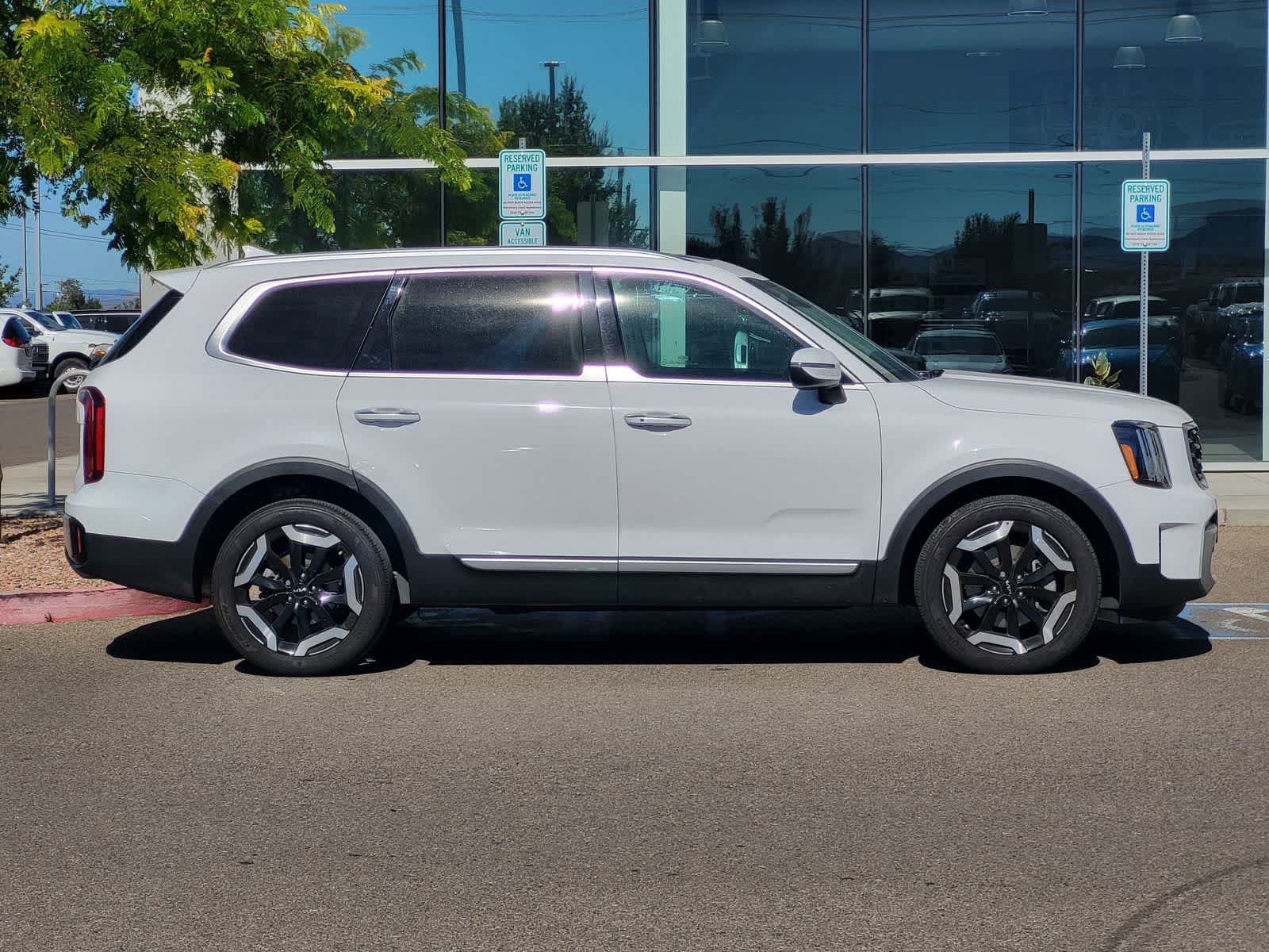 Used 2024 Kia Telluride S w/ S Sunroof Package FWD image 4